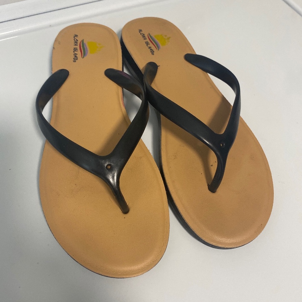 Aloha Island womens size 9 flip flops in between the toe Sandals platform